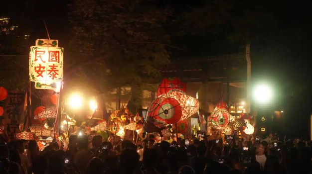 中式夜游火了，年轻人爱上“熬夜”逛景区