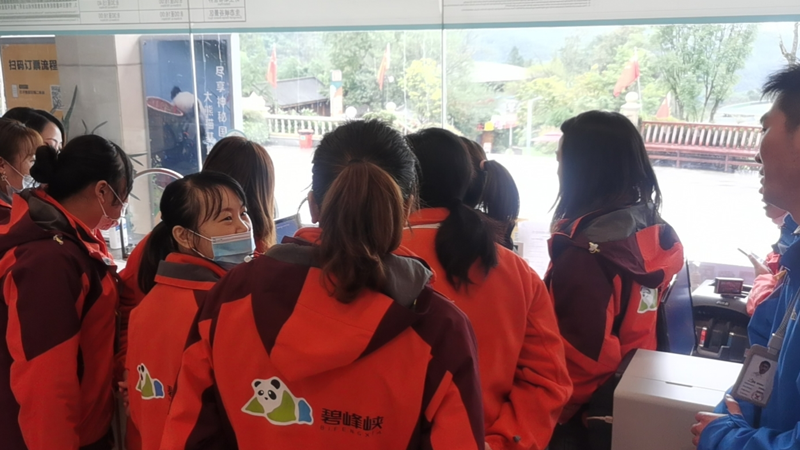 鼎点注册员工在碧峰峡景区现场进行景区票务系统培训图